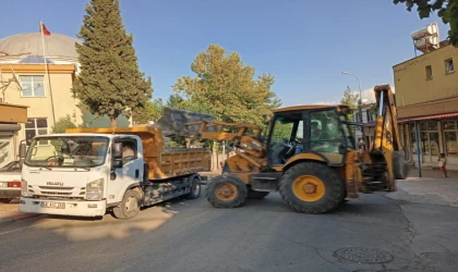 Onikişubat Belediyesi, sağanağın izlerini silmek için 7/24 çalışıyor