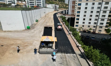 Onikişubat’ta asfalt seferberliği tüm hızıyla sürüyor