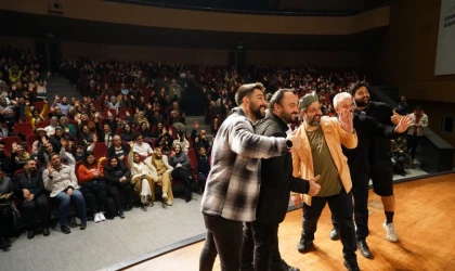 Büyükşehir Tiyatro Gösterisiyle Sanatseverlere Kahkaha Dolu Bir Gece Sundu