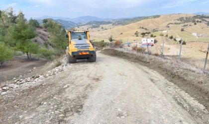 Onikişubat Belediyesi, kumlama çalışmalarıyla kırsalda yol konforunu artırıyor