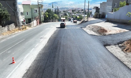 Büyükşehir, Büğlek Caddesine Bağlanan Yolda Yenileme Çalışmasını Sürdürüyor