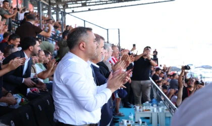 Savaşan Şahinler, Dünyanın En Büyük Türk Bayrağını gösteri uçuşuyla selamladı