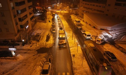 Büyükşehir, Arterlerde Buzlanmanın Önüne Geçmek İçin Çalışmalarını Durmaksızın Sürdürüyor