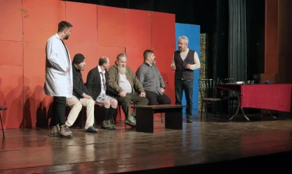 “Deliriyorum Haberin Olsun” Gösterisi Tiyatroseverleri Kahkahaya Boğdu