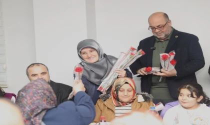 Başkan Akpınar, 8 Mart’ta Kadınlara Çiçek Takdim Etti, Engelli Vatandaşlarla İftar Sofrası’nda Buluştu