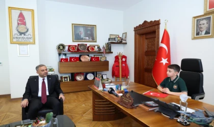 Başkan Hanifi Toptaş, 23 Nisan’da koltuğunu minik Halil Sami’ye devretti