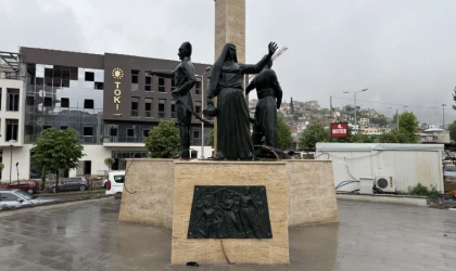 Kıbrıs Meydanı’ndaki Anıt Yeniden Ait Olduğu Yerde