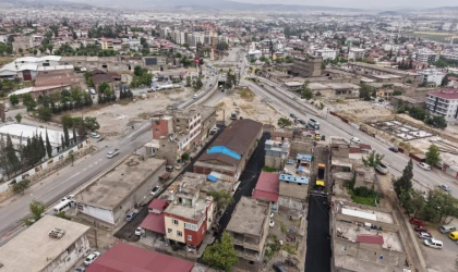 Büyükşehir, Menderes Mahallesi’nde Sıcak Asfalt Serimine Başladı