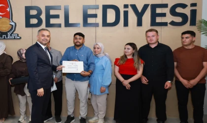 Onikişubat Belediyesi’nin Evlilik Okulu’nu tamamlayan ilk 50 çift sertifikalarını aldı