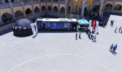 Pusula Maraş’ın Bilim Otobüsü Elbistan’da Gençleri Keşif Yolculuğuna Çıkardı