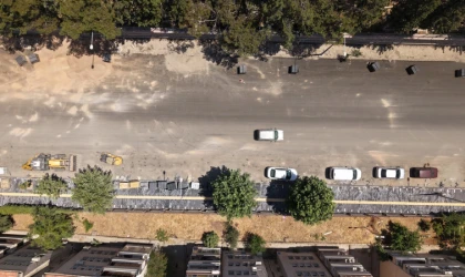 Girne Caddesi’nde Dönüşüm Sürüyor; Asfaltın Ardından Yürüyüş Yolları Yapılıyor