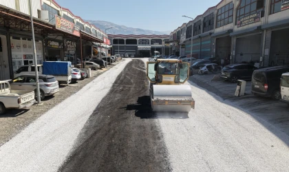 Büyükşehir, Yeni Sanayi Sitesi’nde 3 Kilometrelik Yolu Asfaltla Buluşturdu