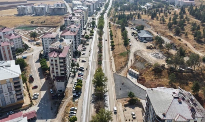 Büyükşehir Ekipleri Afşinbey Caddesi’nde Temizlik Mesaisinde